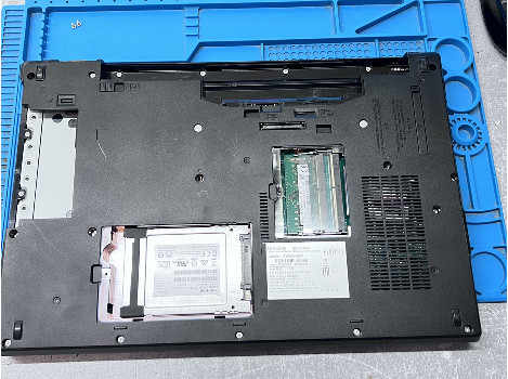 Fujitsu LIFEBOOK E556 15.6" i5-6200U 8GB 260GB клас А